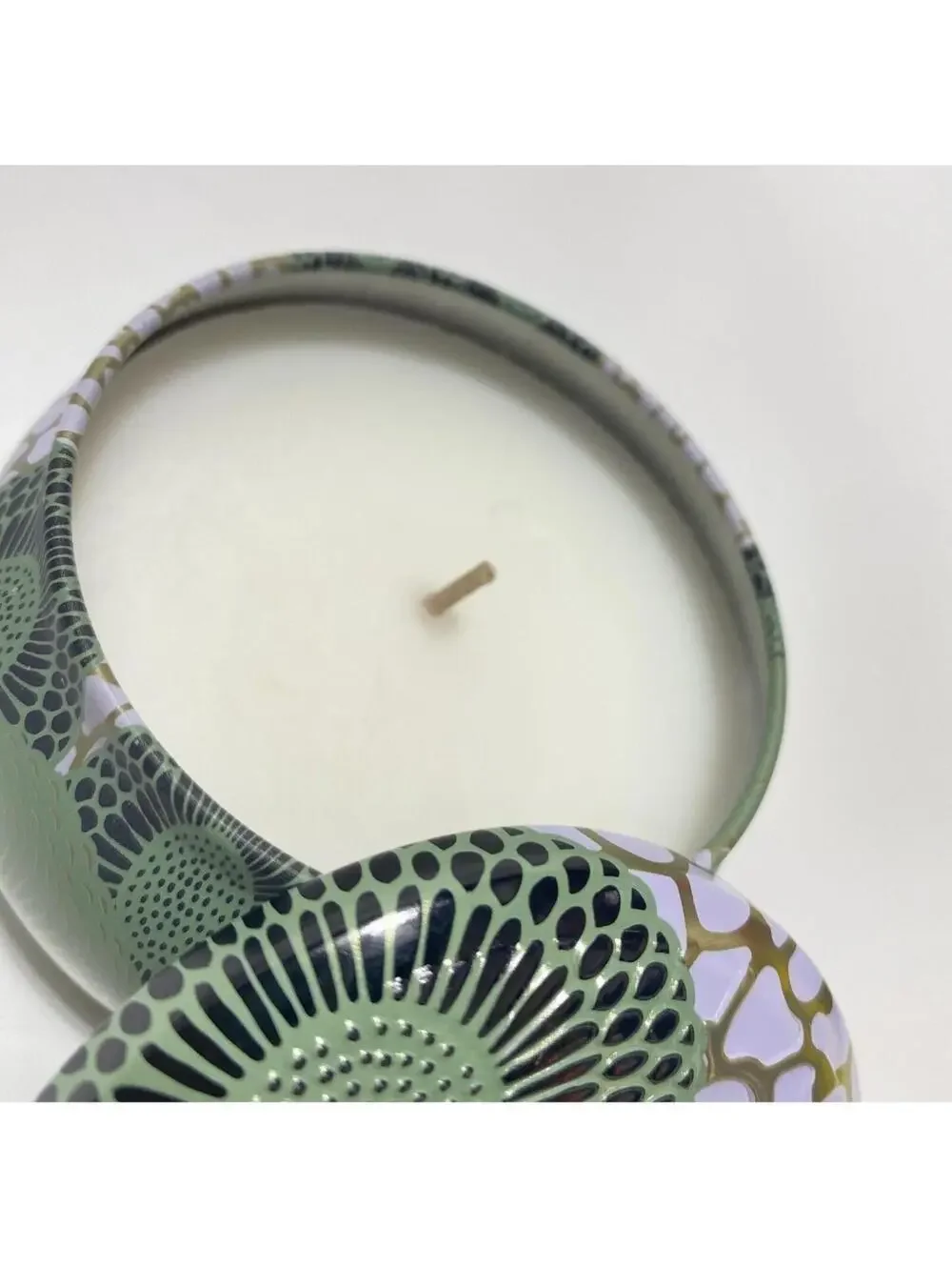 Voluspa White Cypress Mini Tin 4oz 25hr Burn Time Coconut Wax Natural  Wick Dent